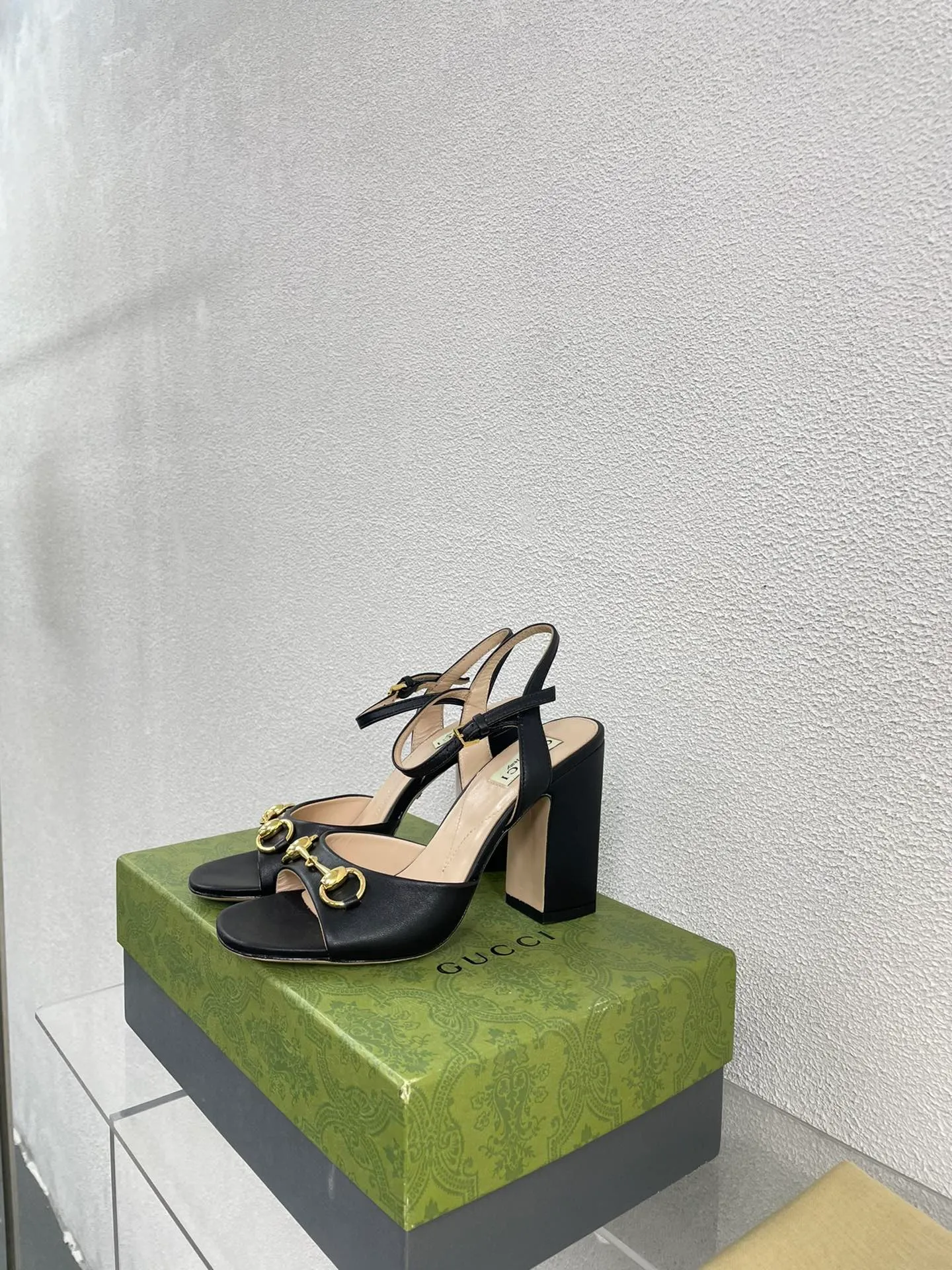 👟👟Ex-factory price 520👟👟 Classic Gucci sandals 💰 Popular 🔥 single product brown, upper made of lambskin, classic logo💪 Exquisite double G diamond buckle hardware, Italian imported genuine leather outsole💯 Sheepskin lining, feet, classic hardware buckle, original custom code number: 35 36 37 38 39 40 41 42 (order 40 41 42) with original packaging